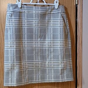 CAbi Travel Skirt Size 8 Fall 2023